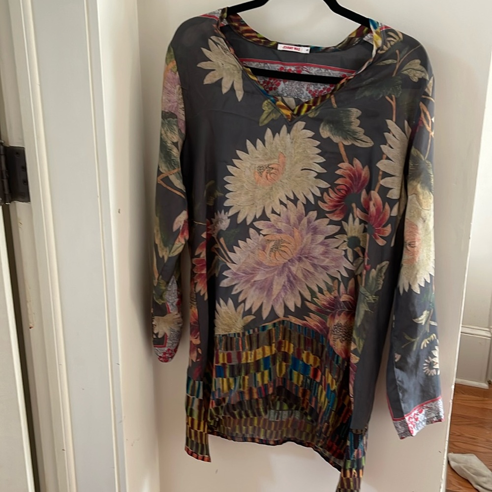 Johnny Was 100% Silk BLOUSE. Size S. Like new.